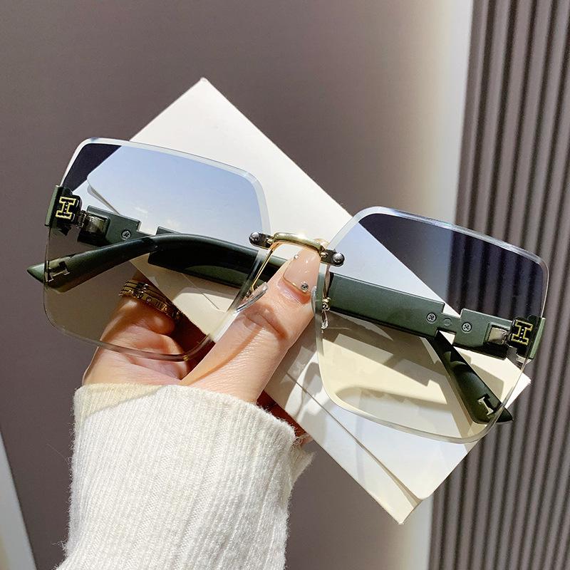The main effects and functions of different types of sun mirrors